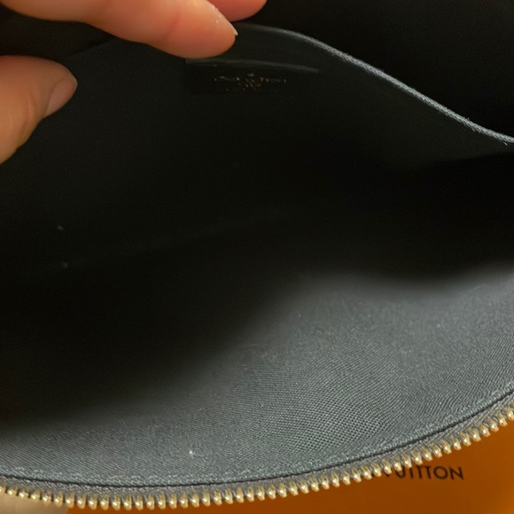 Daily pouch in black with receipt and box - Picture 10 of 14